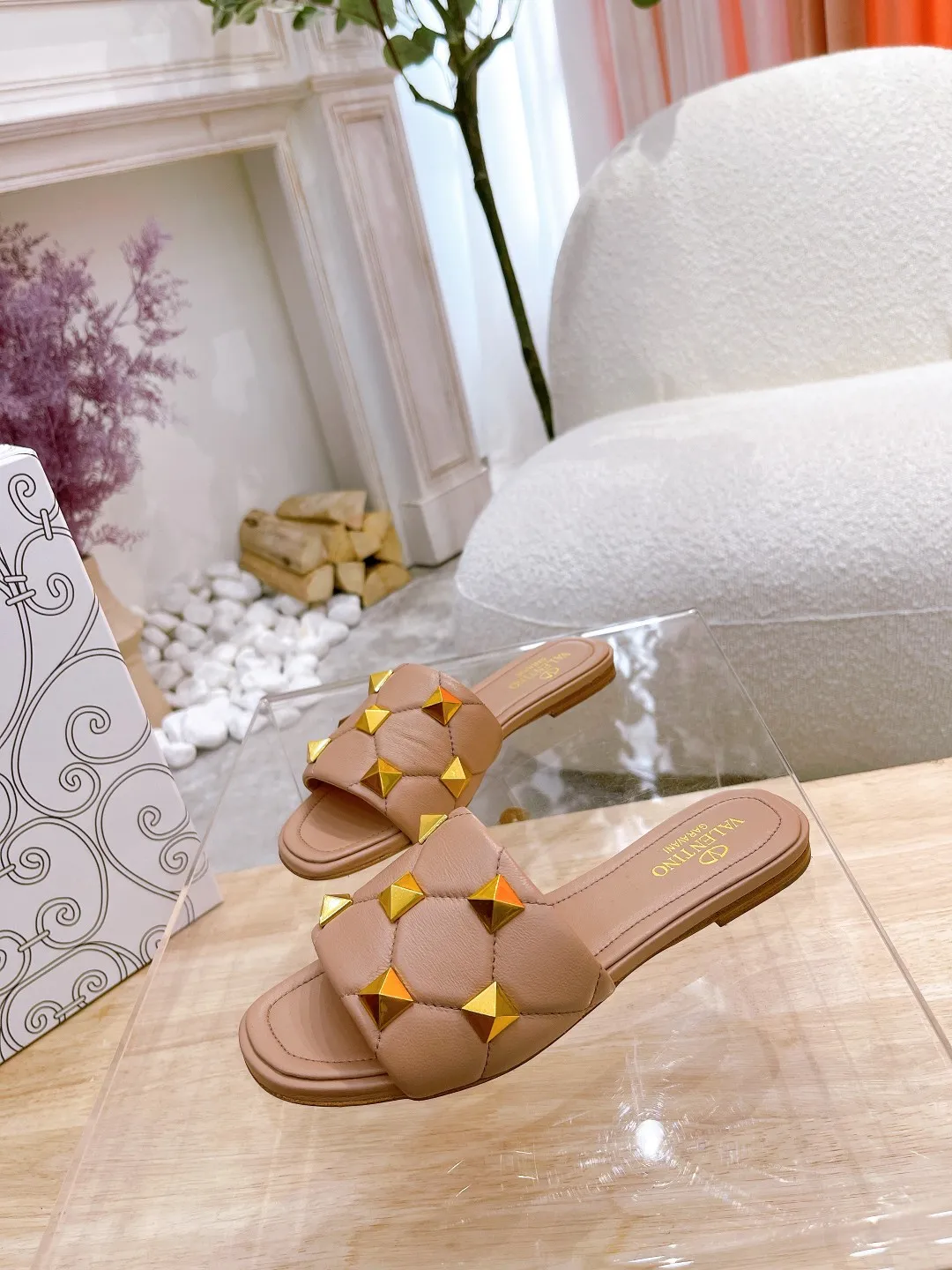 👟👟Ex-factory price 380👟👟 Genuine leather sole +40 Valentino.Valentino👑👑Rivets The latest series of the slippers counter, the highest version, perfect details, a very eye-catching catwalk series launched [strong][strong] V's popular rivet elements, luxurious and gorgeous! Various colors can be matched with beautiful clothes in spring and summer. There are many choices🎉🎉Exquisite and durable. It is copied at 1:1 of the original product. The upper foot is very pedicure-like. The key point is that it is very good and easy to control. It does not grind the feet and does not tire the feet. It is a walking artifact. The last shape is completely compared to the counter. The details are perfect. Without the original version, it would not be so exquisite! (Note! The heel shape and height are exclusively molded according to the original version, and are not randomly substituted by the market🐂) The color and texture of the fasteners are consistent with the original version! Fabric: Sheepskin Lining: Sheepskin lining 5 colors: off-white, black, bare, burgundy, pink Size: 34 to 41 (34, 40, 41, custom-made, non-refundable and non-exchangeable) Heel height: flat rubber bottom: genuine leather bottom:
